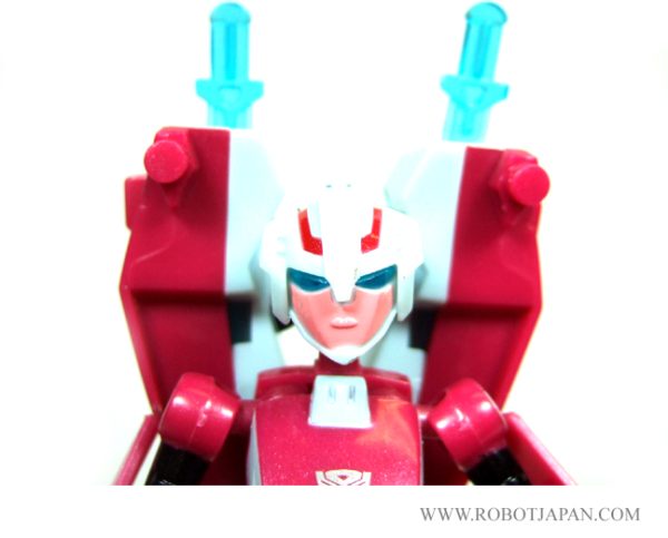 Arcee Animated Deluxe Class - Image 4